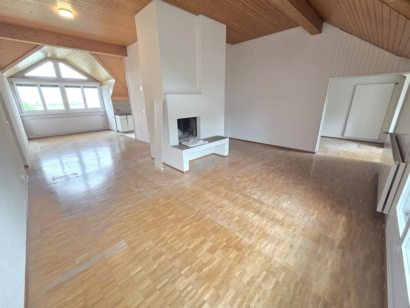 Unique, fraîchement rénové appartement de 4,5 pièces avec 2 salles de bains et cheminée - Photo 5 sur 12