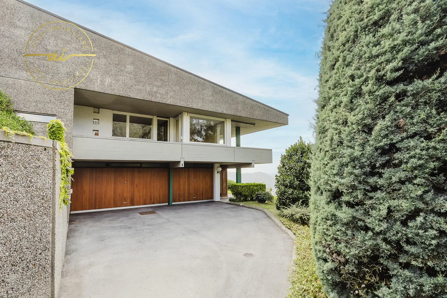 Prestigeträchtige Doppelhaushälfte mit Pool und großzügigen Räumen - Foto 3 von 13