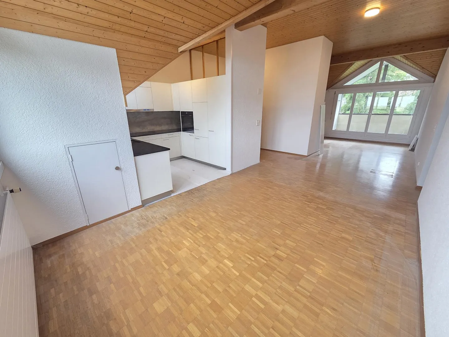 Unique, fraîchement rénové appartement de 4,5 pièces avec 2 salles de bains et cheminée - Photo 1 sur 12