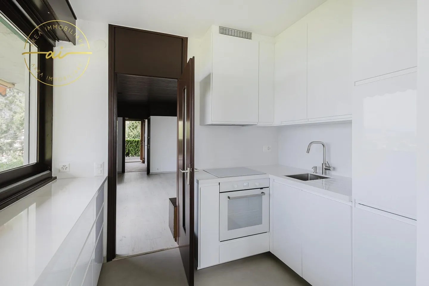 Prestigeträchtige Doppelhaushälfte mit Pool und großzügigen Räumen - Foto 8 von 13