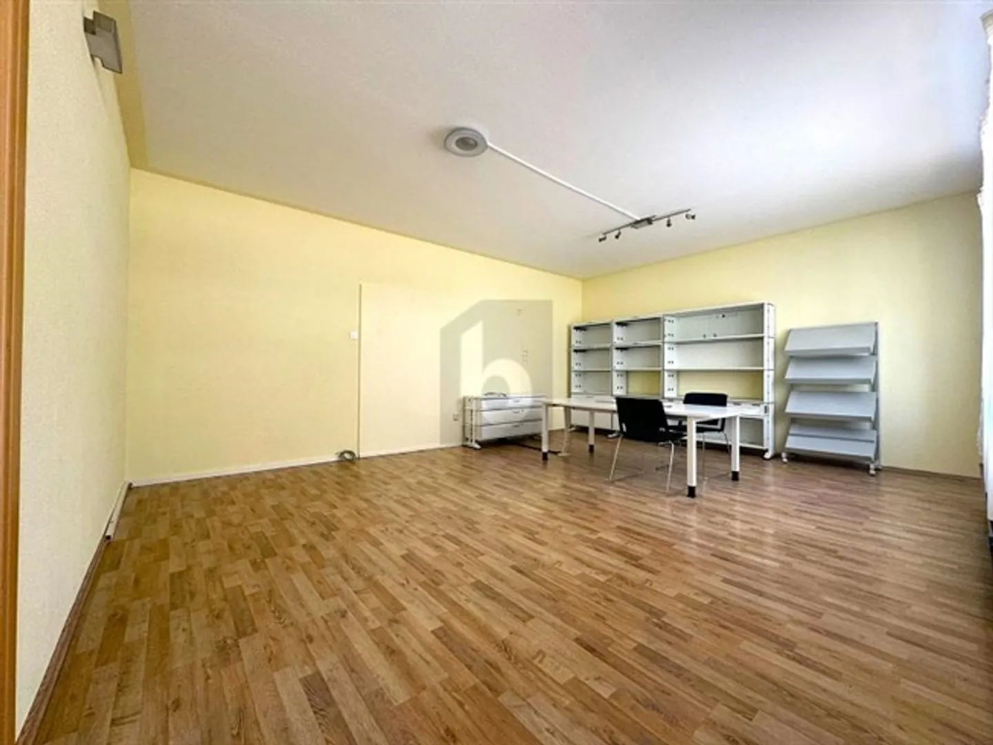 Helles Büro mit Schaufenstern - Foto 3 von 6