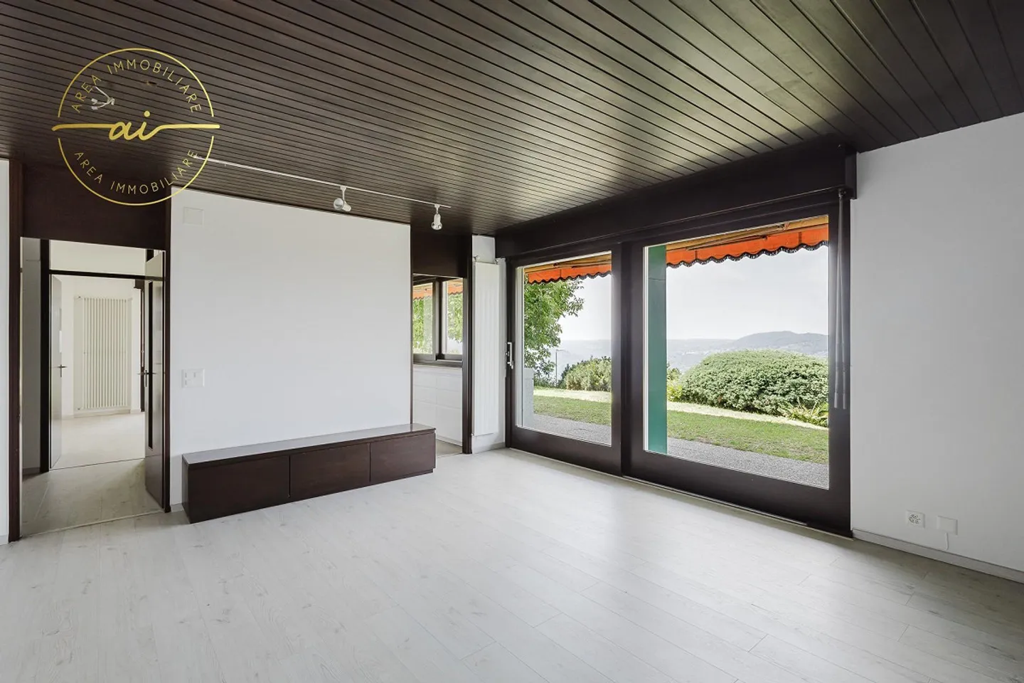 Prestigeträchtige Doppelhaushälfte mit Pool und großzügigen Räumen - Foto 10 von 13