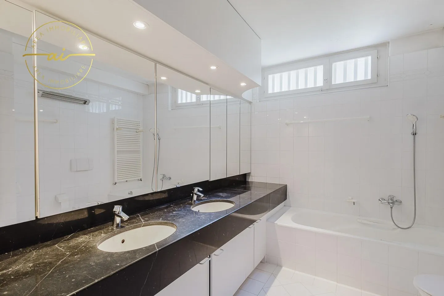 Prestigeträchtige Doppelhaushälfte mit Pool und großzügigen Räumen - Foto 12 von 13