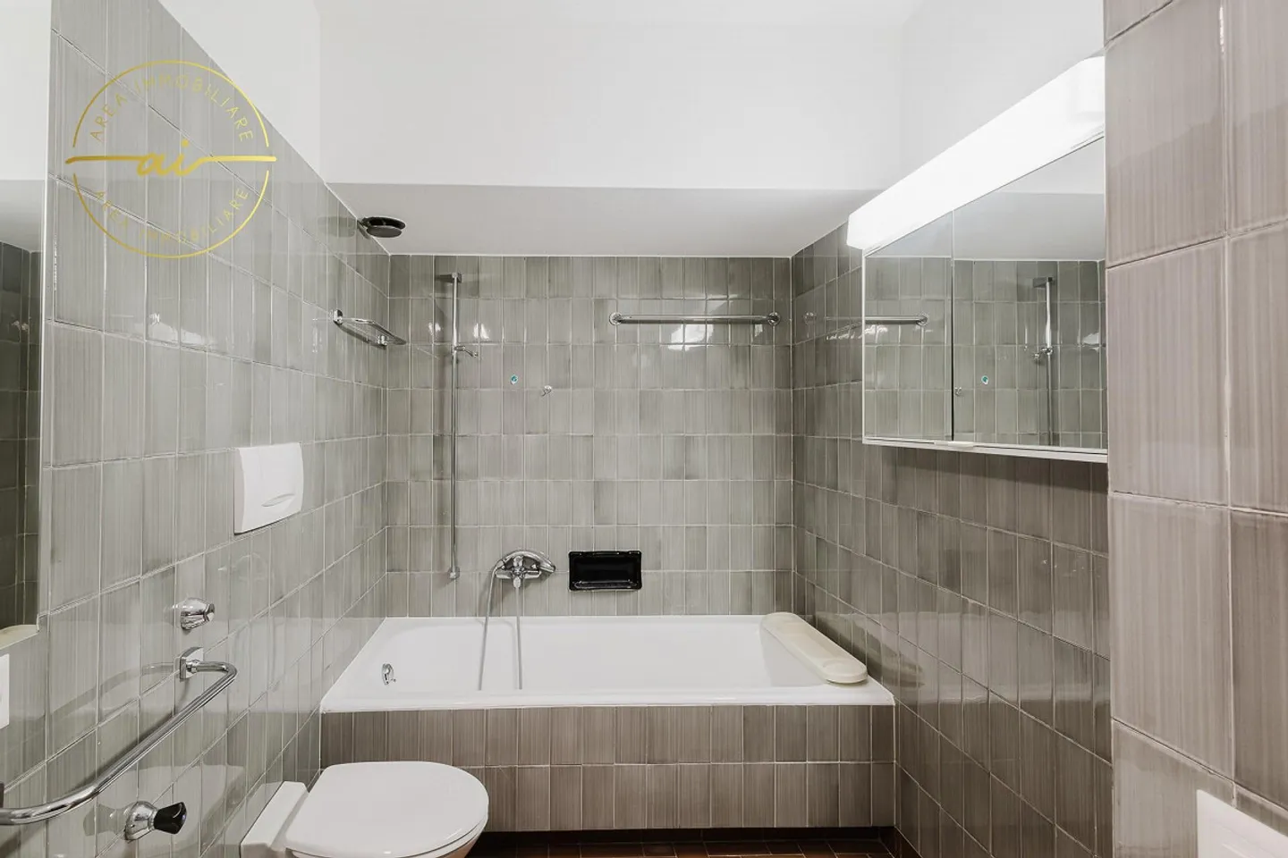 Prestigeträchtige Doppelhaushälfte mit Pool und großzügigen Räumen - Foto 5 von 13