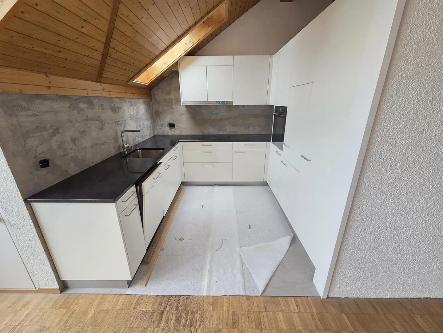 Unique, fraîchement rénové appartement de 4,5 pièces avec 2 salles de bains et cheminée - Photo 2 sur 12