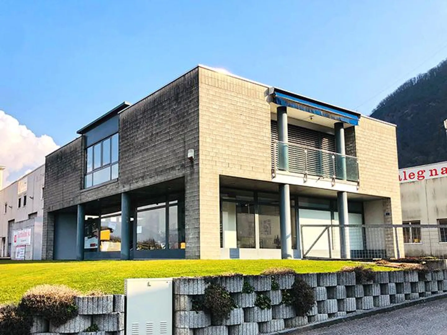 Mixed-use building for sale - Photo 3 of 6