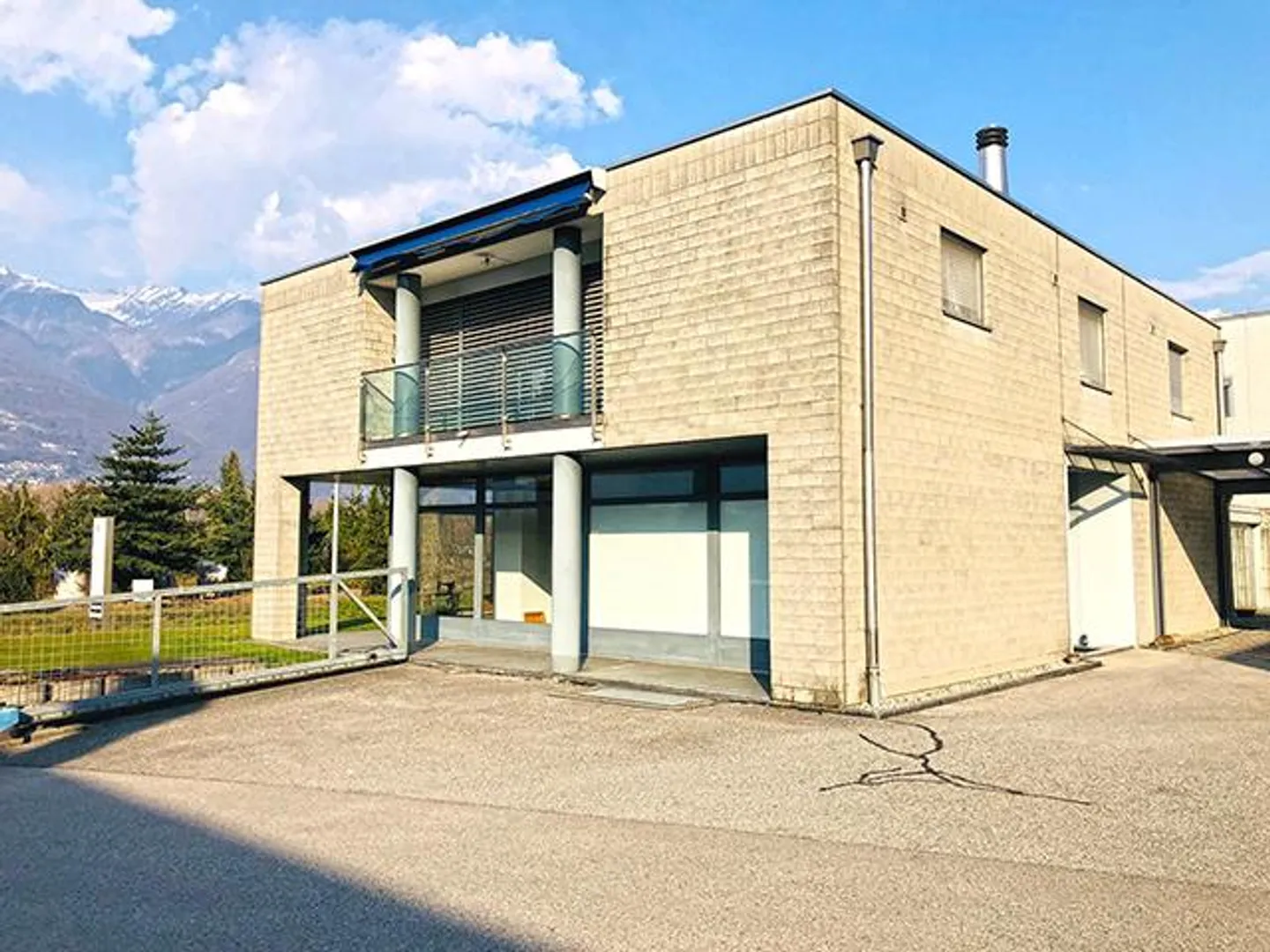 Mixed-use building for sale - Photo 2 of 6