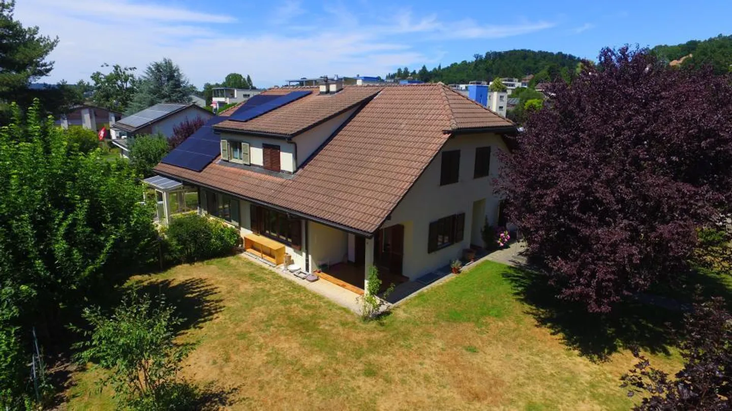 Villa bifamiliare con 5,5 stanze e garage, disponibile immediatamente - Foto 1 di 7