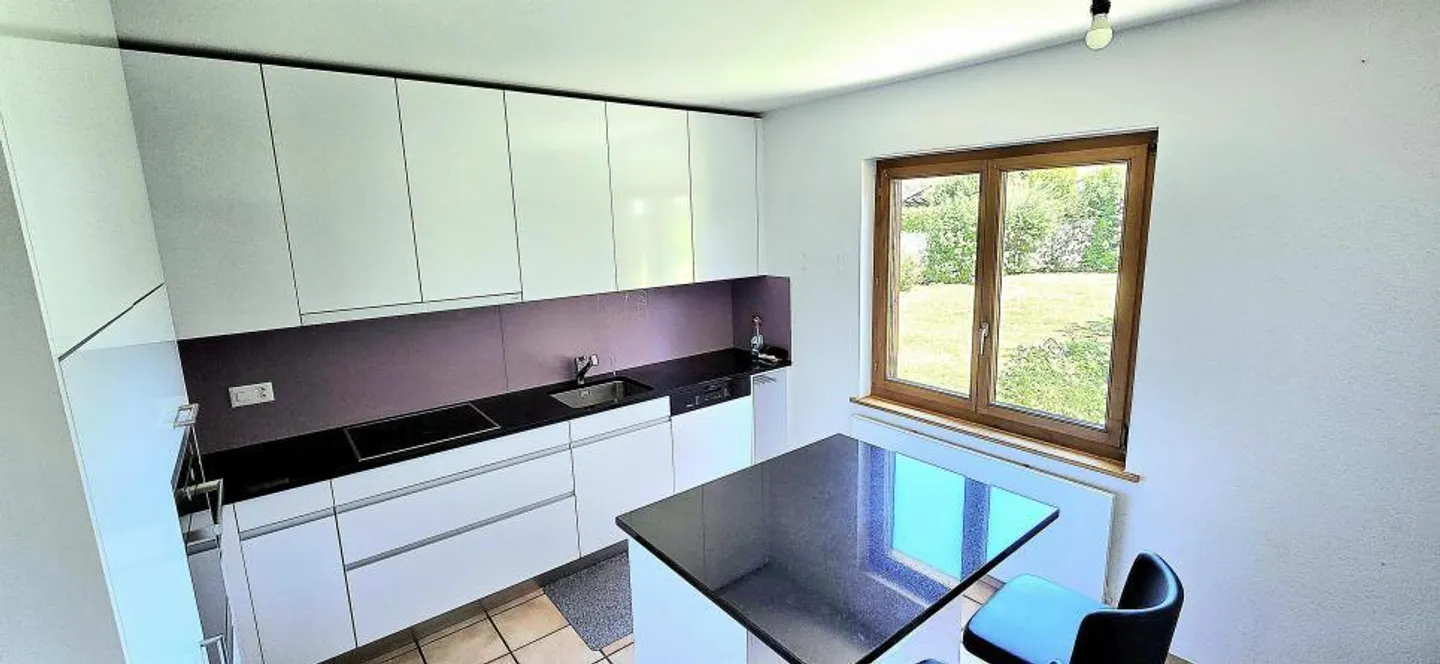 Villa bifamiliare con 5,5 stanze e garage, disponibile immediatamente - Foto 2 di 7