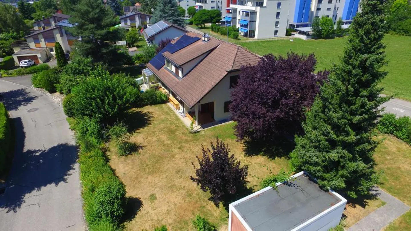 Villa bifamiliare con 5,5 stanze e garage, disponibile immediatamente - Foto 3 di 7