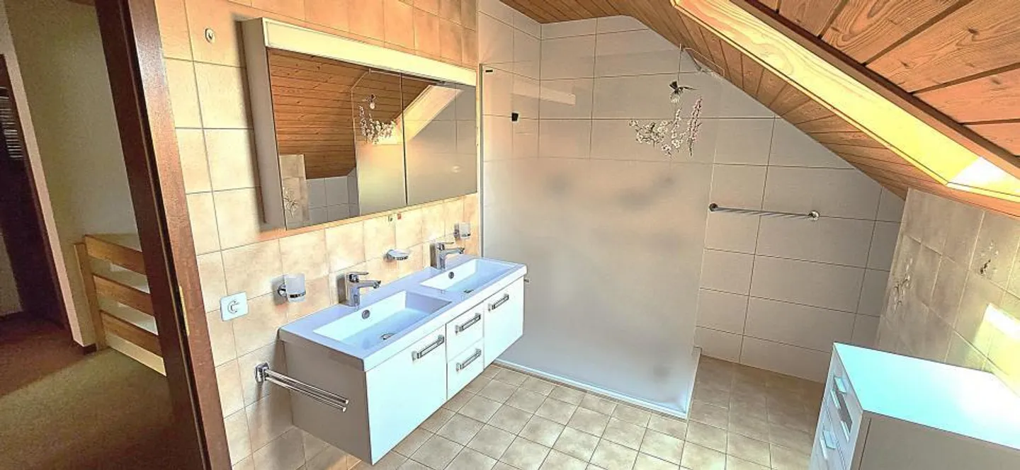 Villa bifamiliare con 5,5 stanze e garage, disponibile immediatamente - Foto 4 di 7