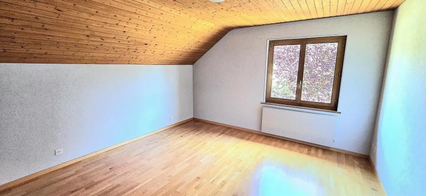 Villa bifamiliare con 5,5 stanze e garage, disponibile immediatamente - Foto 5 di 7