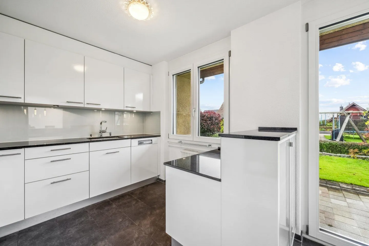 Charming 5.5-room single-family house with large garden in Nottwil - Photo 6 of 11