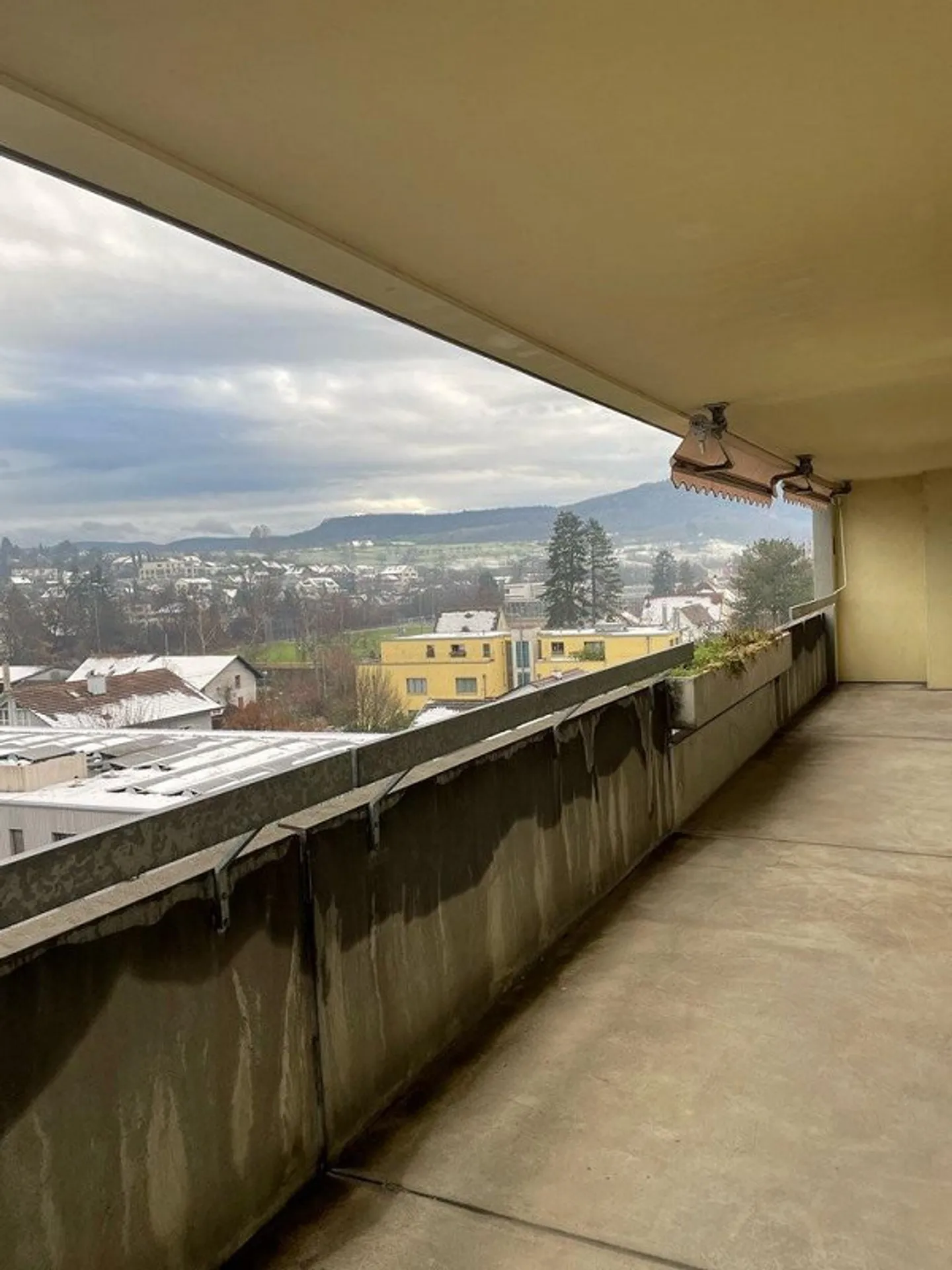 Grande appartement de 2,5 pièces au centre de Therwil - Photo 3 sur 7