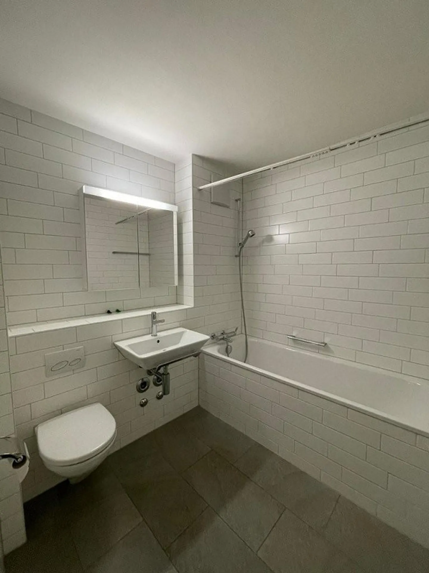 Grande appartement de 2,5 pièces au centre de Therwil - Photo 5 sur 7