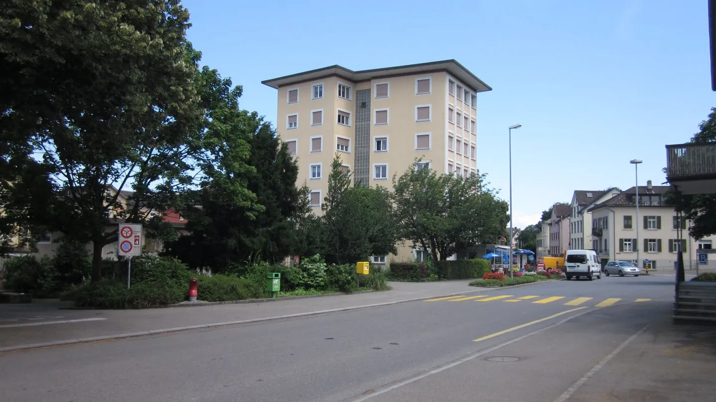 Inhabituel ! Appartement de ville rénové de 4.0/4.5 pièces au rez-de-chaussée (1er étage) avec balcon et terrasse de 70m2 ! Près du centre et de la gare. - Photo 4 sur 7