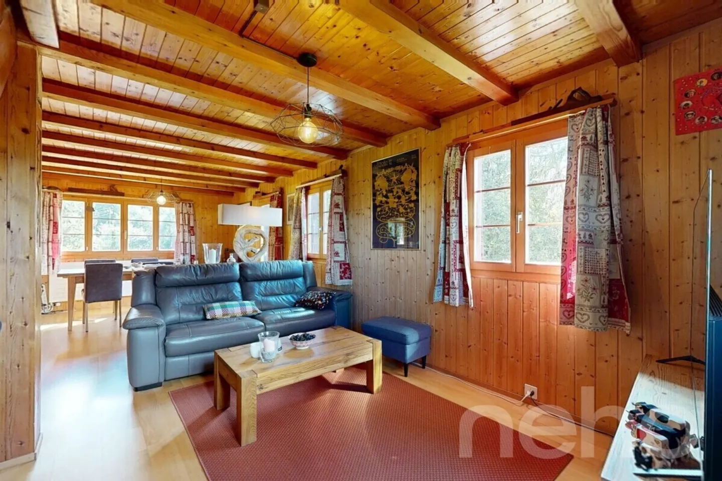 Exklusiv: Wunderschönes Chalet mit 4 Schlafzimmern und großem Garten - Foto 3 von 12