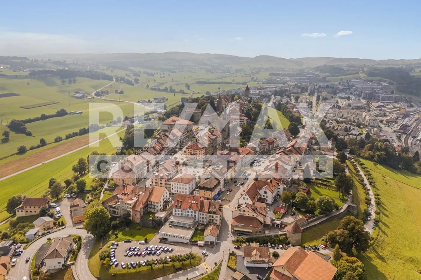 Live and work in the same place, in the center of Romont - Photo 2 of 13