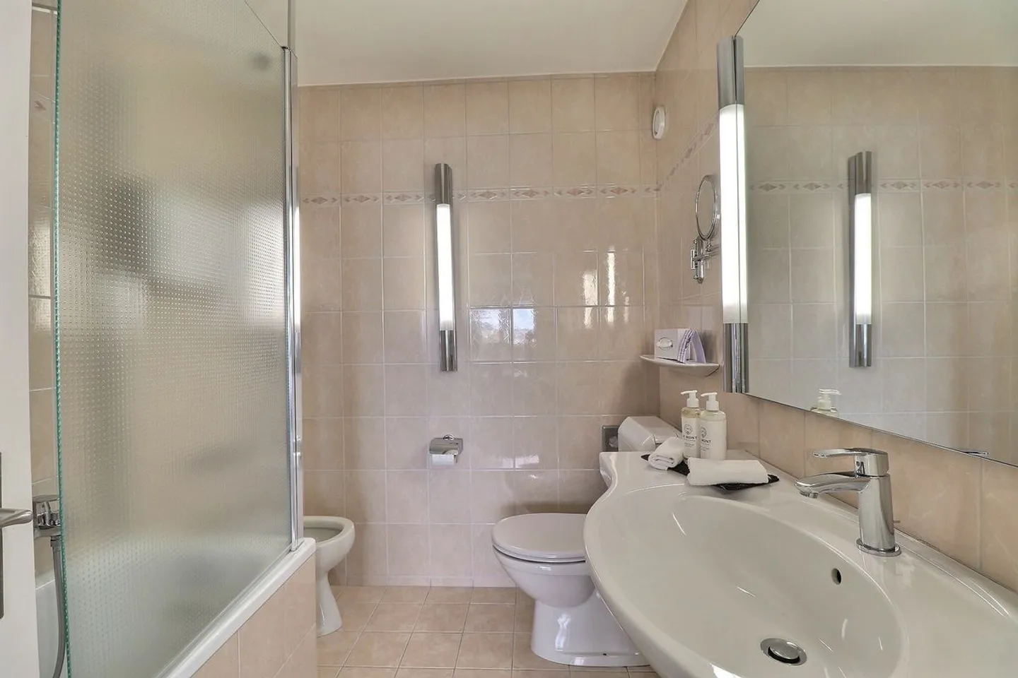 GROSSES DOPPEZIMMER IM HOTEL MONA - Foto 6 von 9