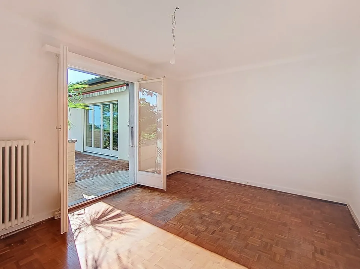 Exclusive! Renovated 5.5-room detached house with garden and lake view - Photo 9 of 13