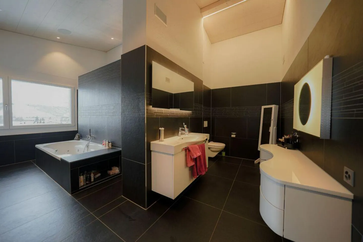 Vivere il lusso puro! Elegante oasi di 4,5 stanze con un'altezza di 6 m, bagno spa ensuite e loggia vetrata - Foto 10 di 14