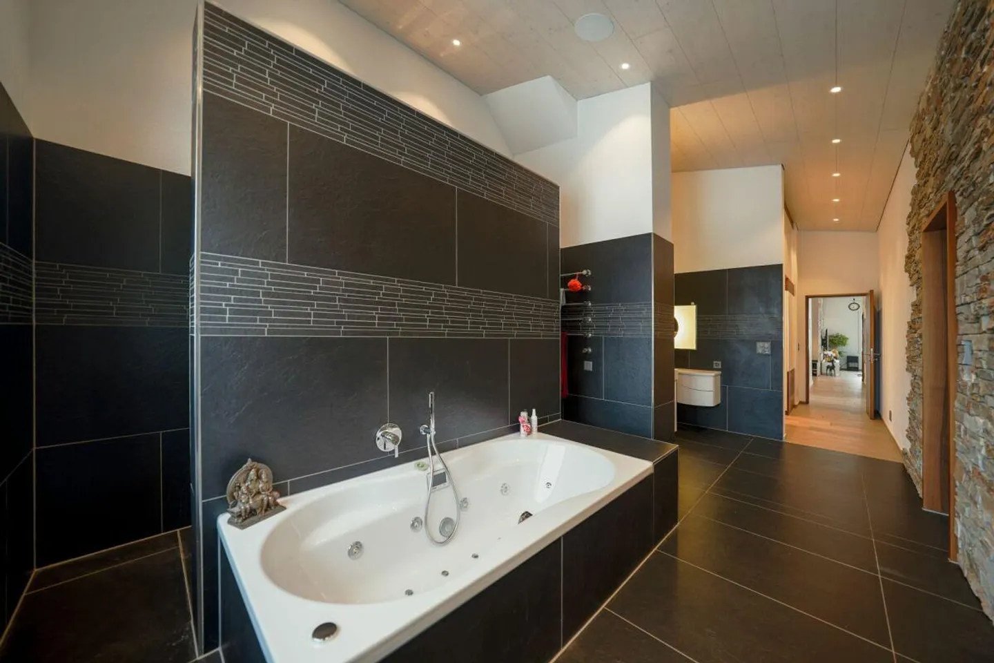 Vivere il lusso puro! Elegante oasi di 4,5 stanze con un'altezza di 6 m, bagno spa ensuite e loggia vetrata - Foto 11 di 14