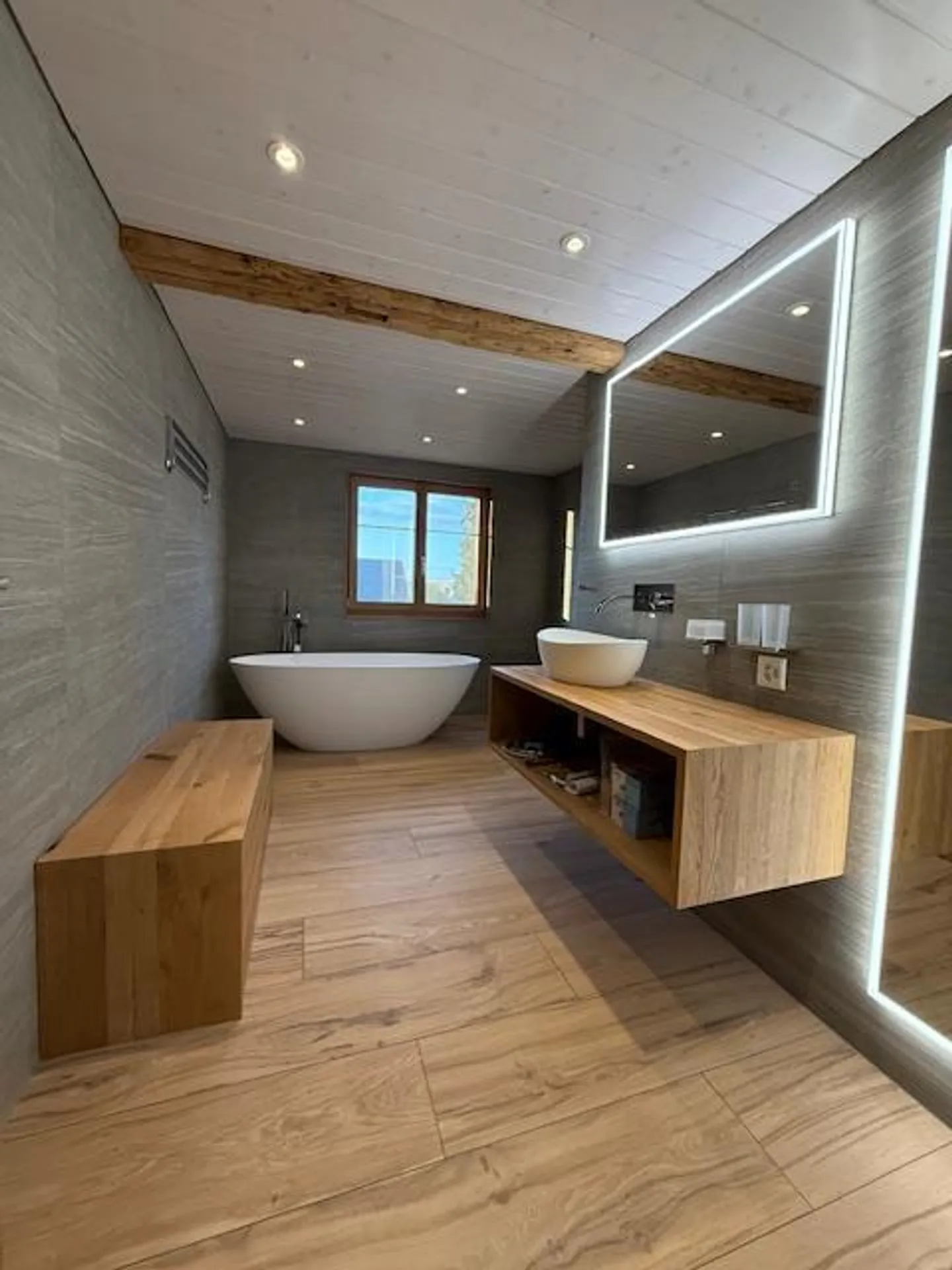 Appartamento moderno di 4,5 stanze con 2 balconi e giardino in comune - Foto 3 di 10