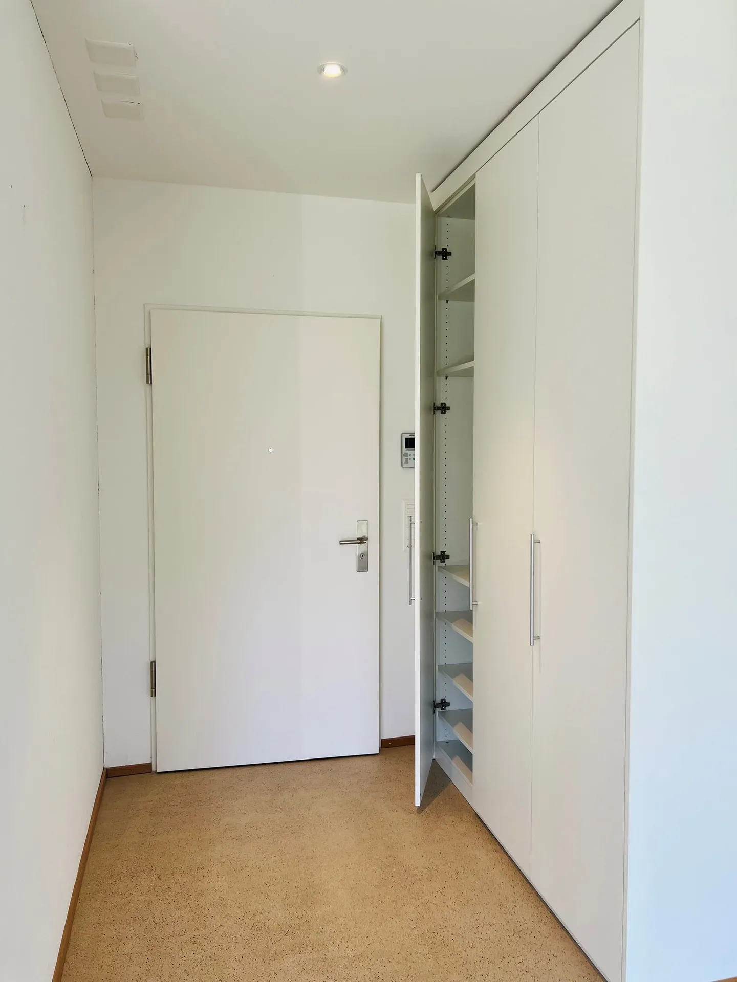 Moderne 3.5-Zimmer-Wohnung 1.OG mit Balkon - Foto 3 von 14