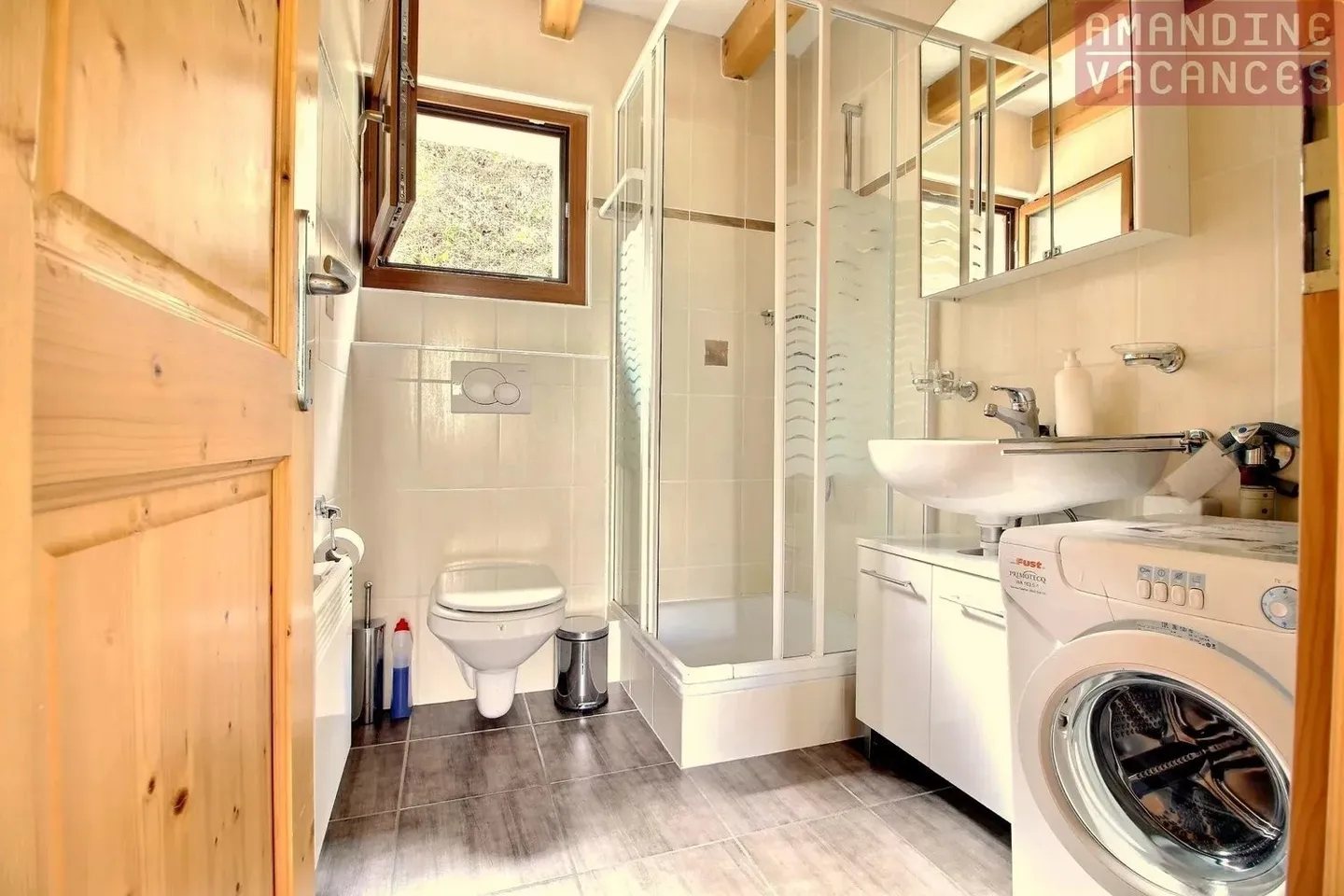 Year-round location: cozy 3-bedroom chalet - Photo 6 of 13