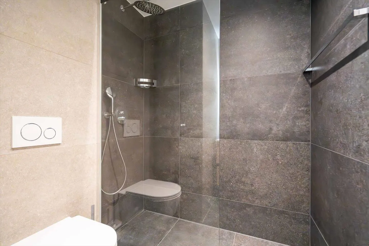 Beautiful apartment with 3.5 rooms and high standard - 110 m2 + terrace and garden - Photo 11 of 12