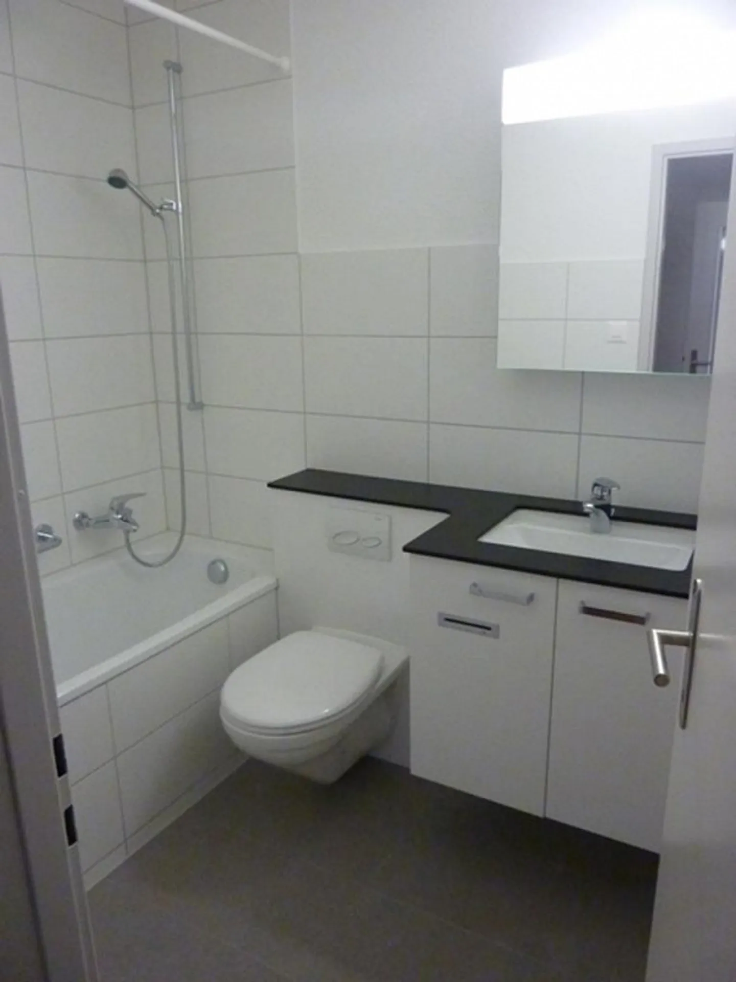 Completely renovated 1-room apartment with balcony in a top location - Photo 5 of 7