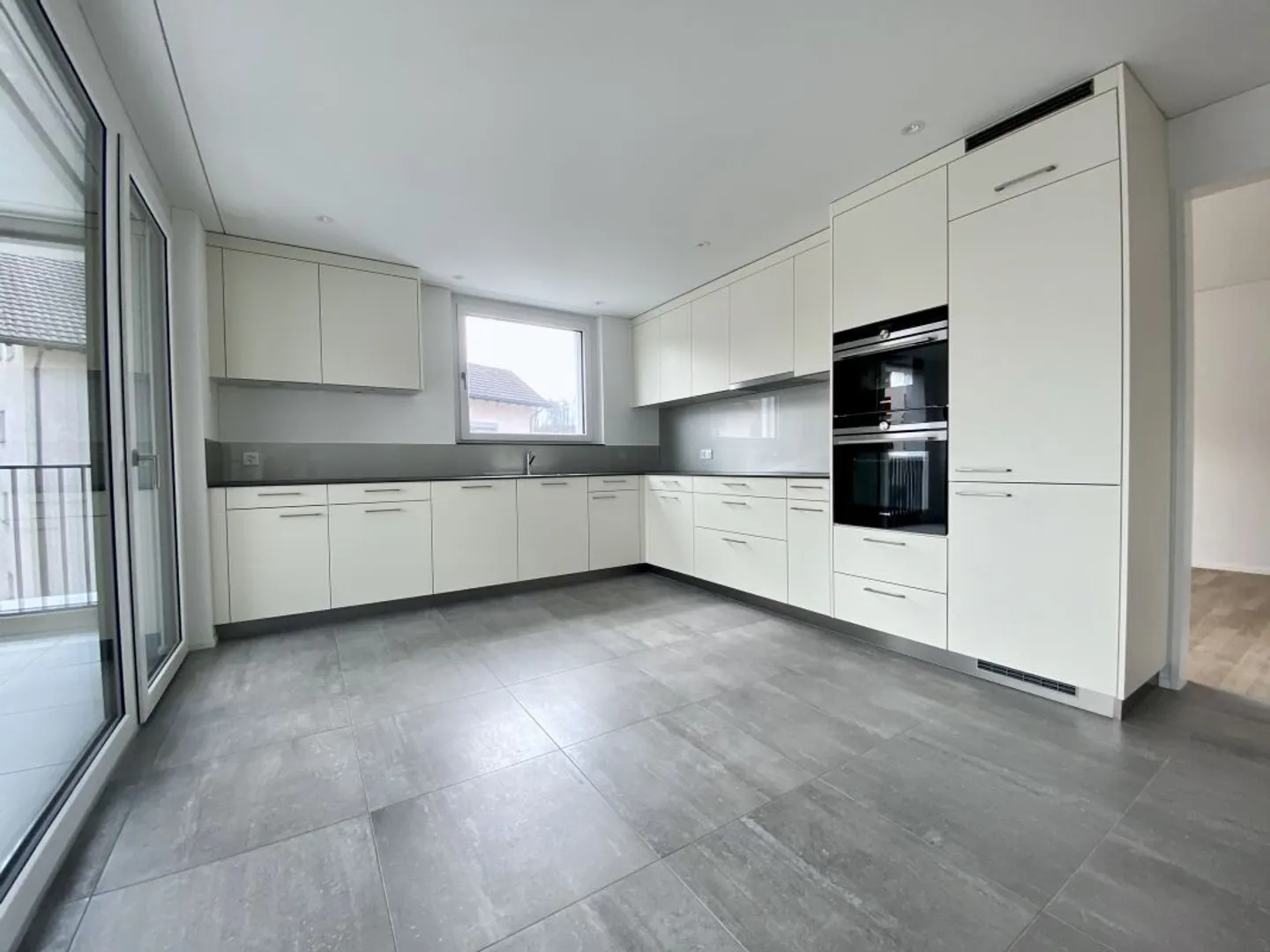 Spacious Luxury Apartment - Photo 2 of 10