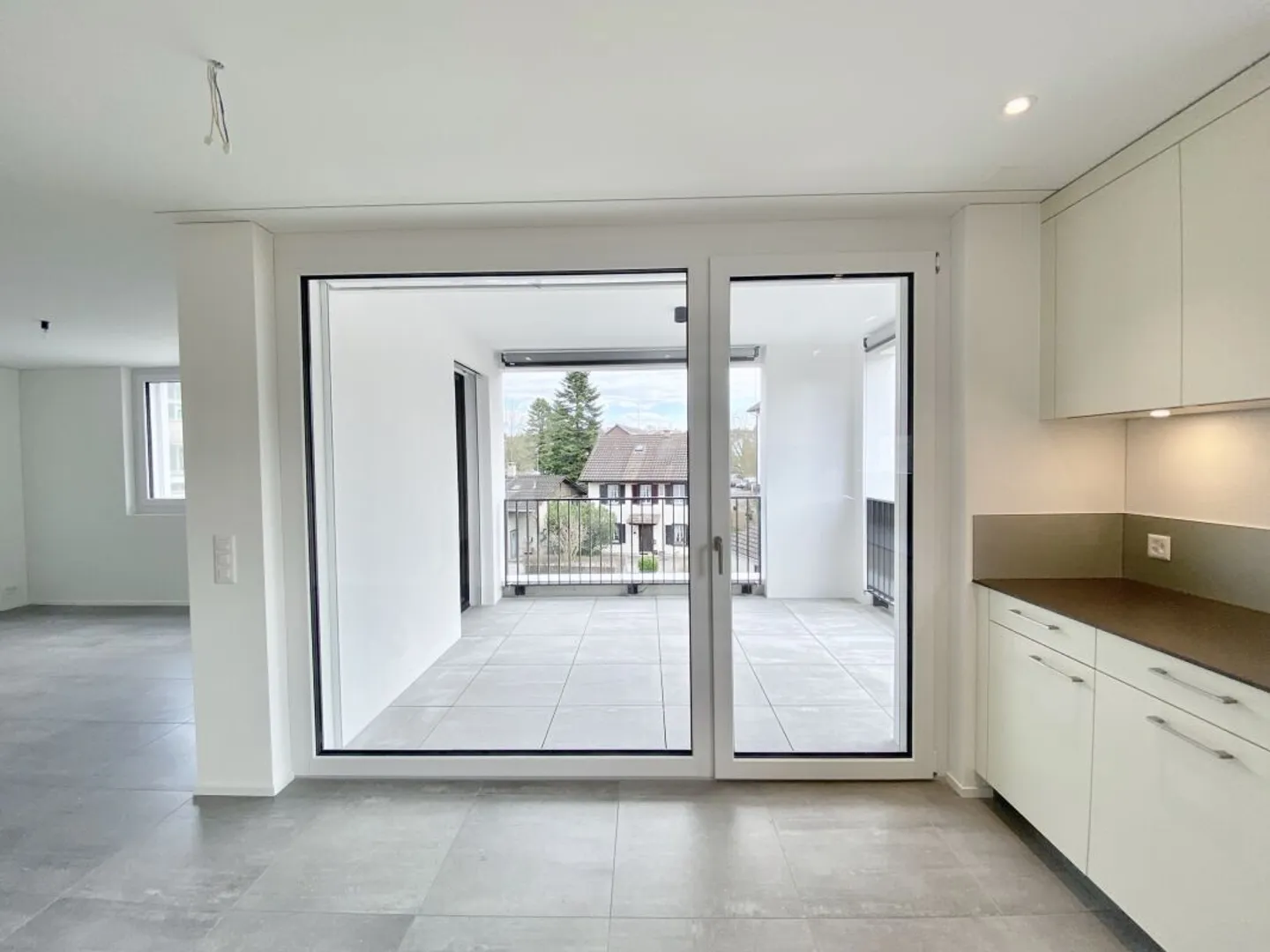 Spacious Luxury Apartment - Photo 3 of 10