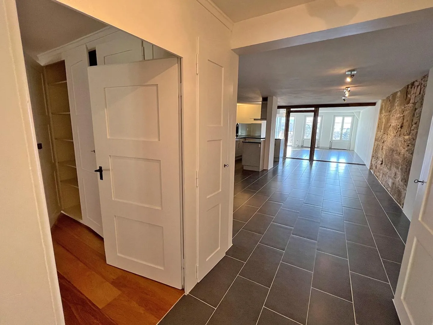 Living in Loft Style - Your 4.5-Room Apartment with Fireplace and Private Parking Space in Burgdorf - Photo 8 of 29