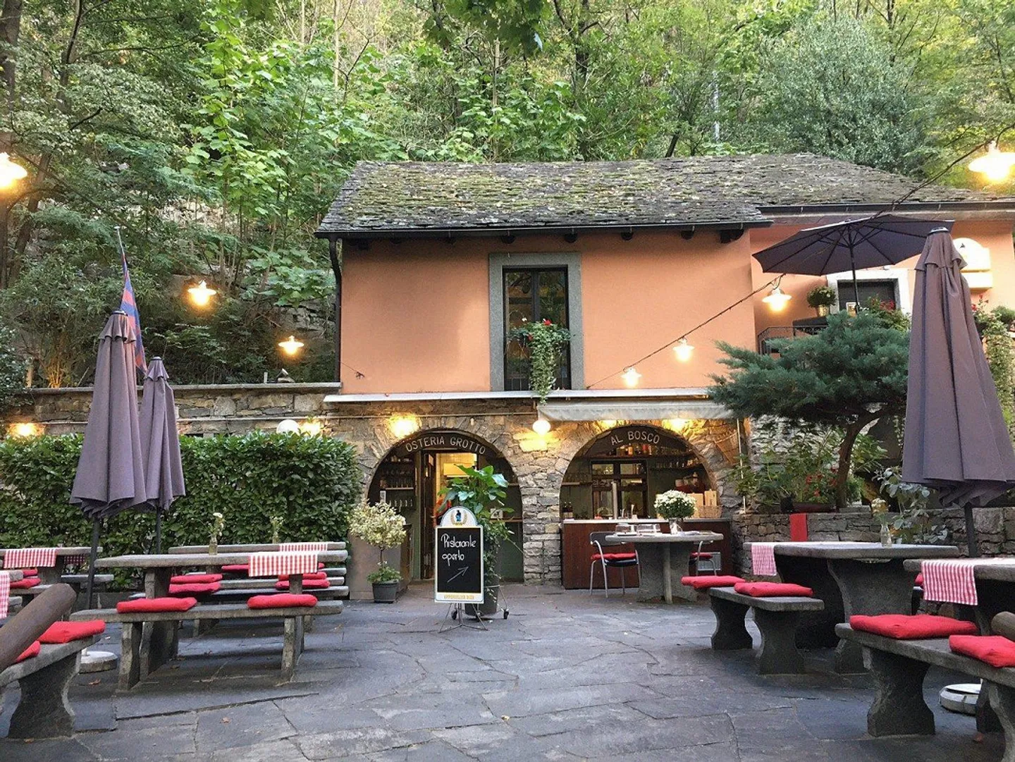 Charmante Grotte in der Nähe des Waldes - Foto 1 von 6