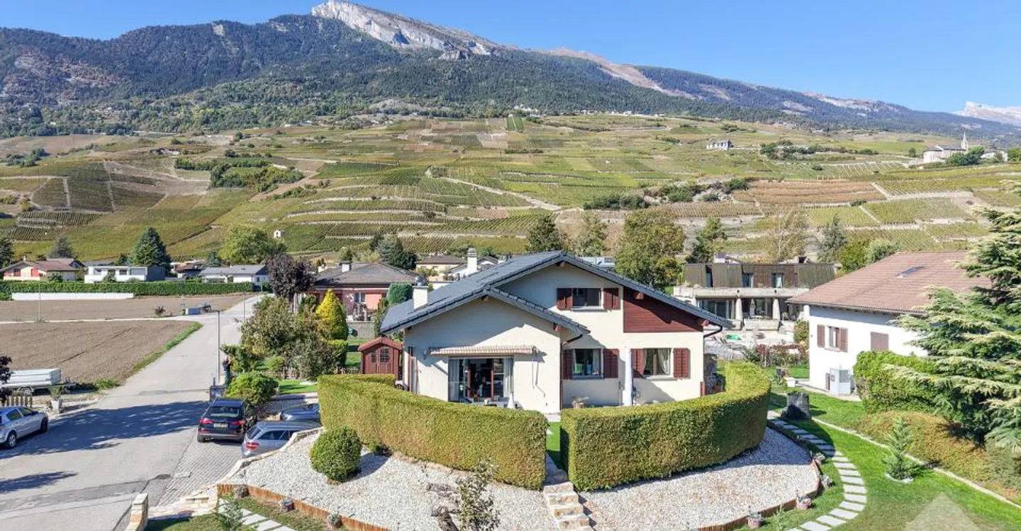 Casa di villaggio ristrutturata con 7,5 stanze, grande giardino e terrazze - Foto 1 di 13