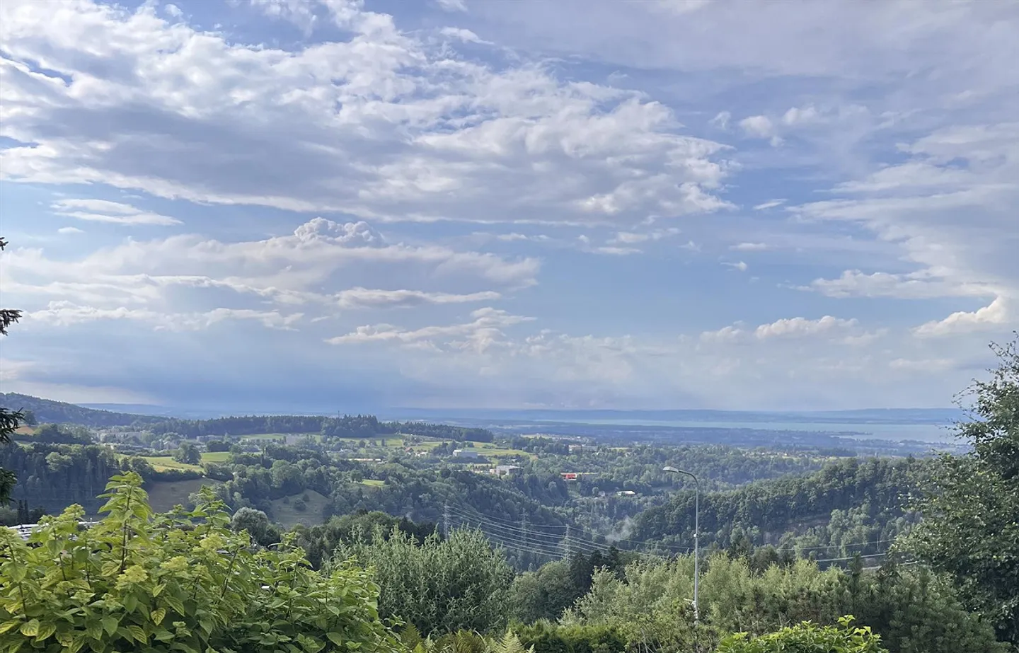 Vista lago da sogno e privacy unite in questa casa unifamiliare ben tenuta con appartamento separato di 6 stanze - Foto 2 di 6