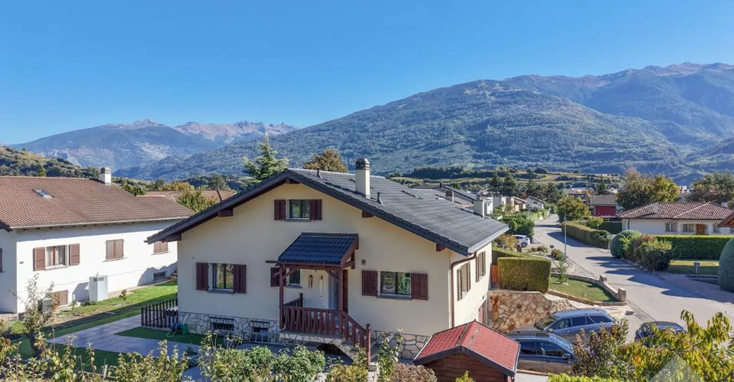 Casa di villaggio ristrutturata con 7,5 stanze, grande giardino e terrazze - Foto 2 di 13