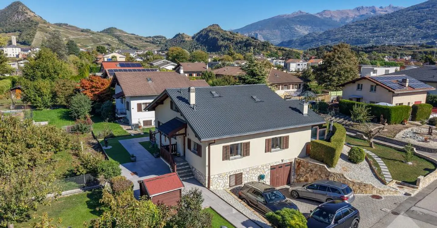 Casa di villaggio ristrutturata con 7,5 stanze, grande giardino e terrazze - Foto 3 di 13