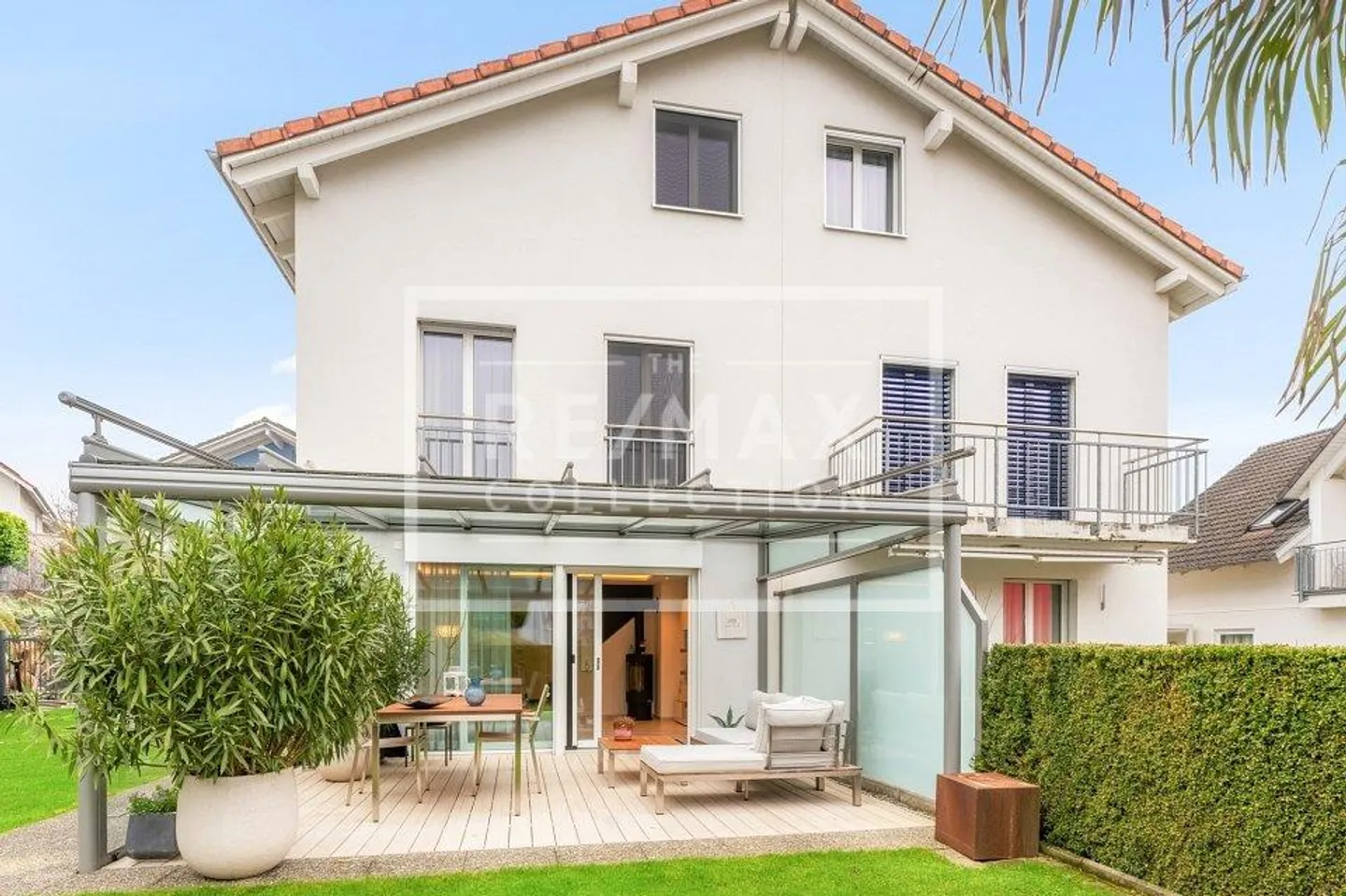 Stylish 5½-room semi-detached family house with high-quality expansion standard - Photo 1 of 13