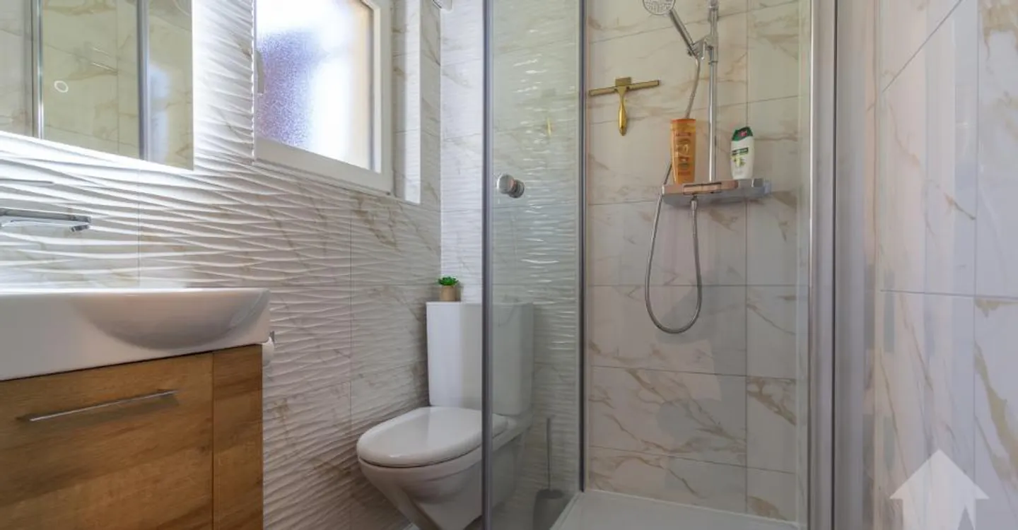 Casa di villaggio ristrutturata con 7,5 stanze, grande giardino e terrazze - Foto 4 di 13