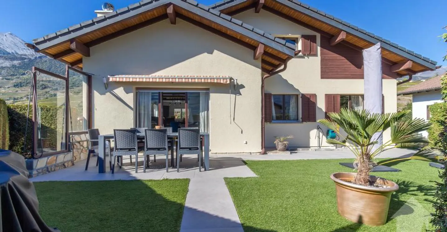 Casa di villaggio ristrutturata con 7,5 stanze, grande giardino e terrazze - Foto 6 di 13