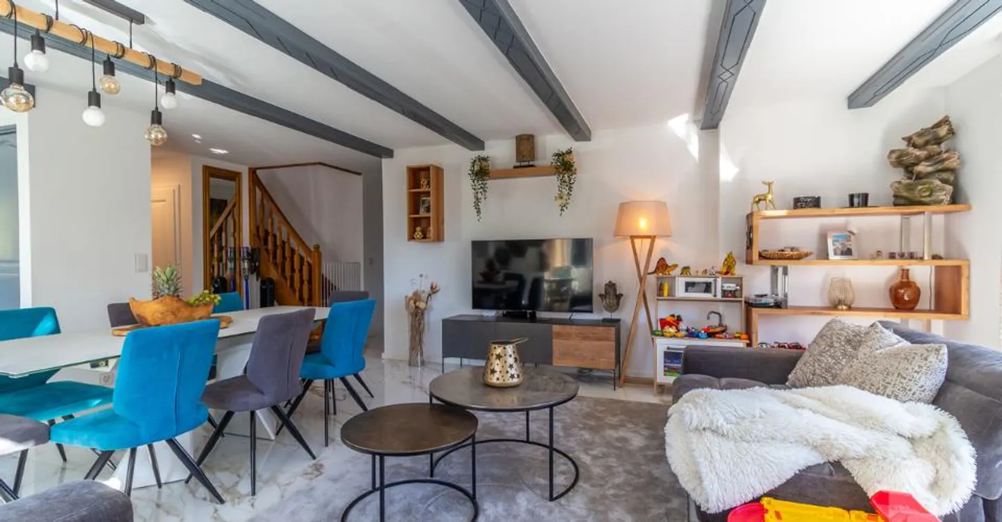 Casa di villaggio ristrutturata con 7,5 stanze, grande giardino e terrazze - Foto 8 di 13