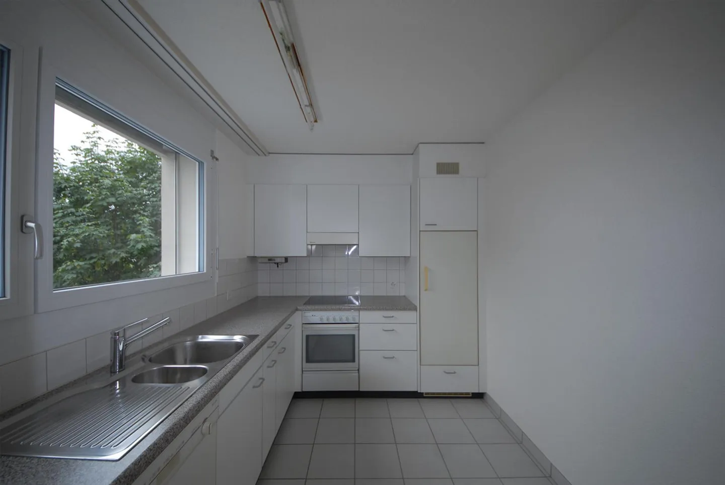 Spacious, bright apartment in the green - Photo 2 of 10