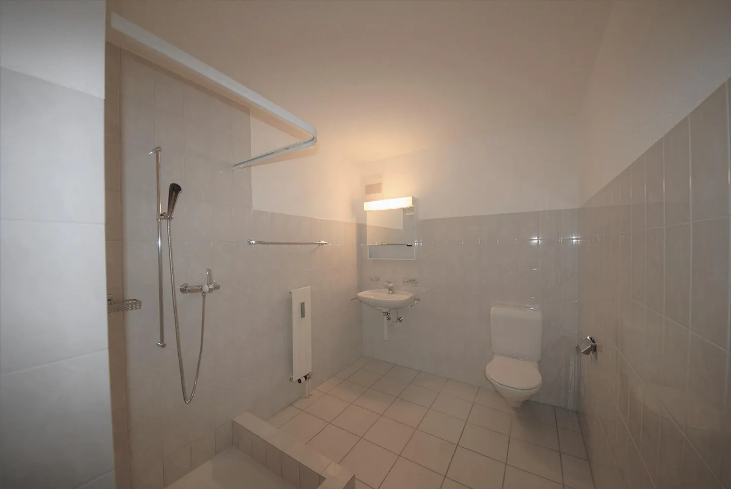 Spacious, bright apartment in the green - Photo 3 of 10