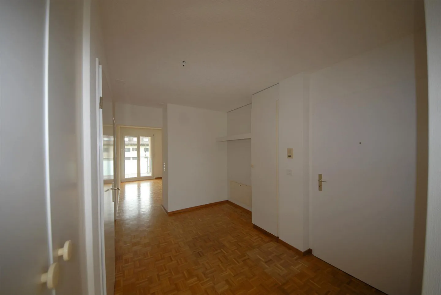 Spacious, bright apartment in the green - Photo 4 of 10