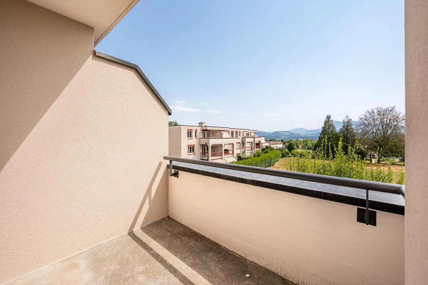 Vie moderne avec vue - maisonette rénovée de 3,5 pièces - Photo 7 sur 12
