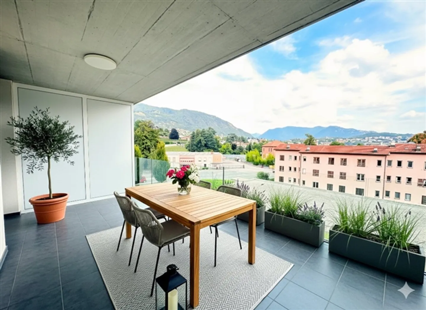 «Helle 2,5-Zimmer-Wohnung, voll möbliert mit großer Terrasse» - Foto 1 von 12