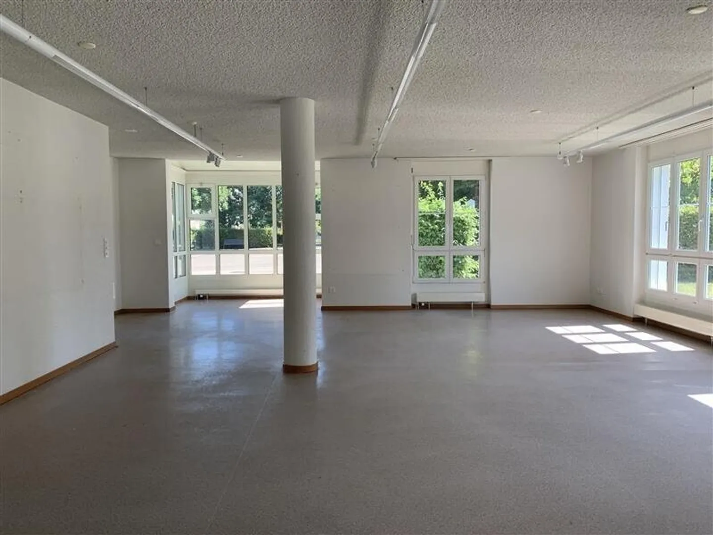 Espace commercial spacieux avec 61 m2 de salle principale - Photo 3 sur 12