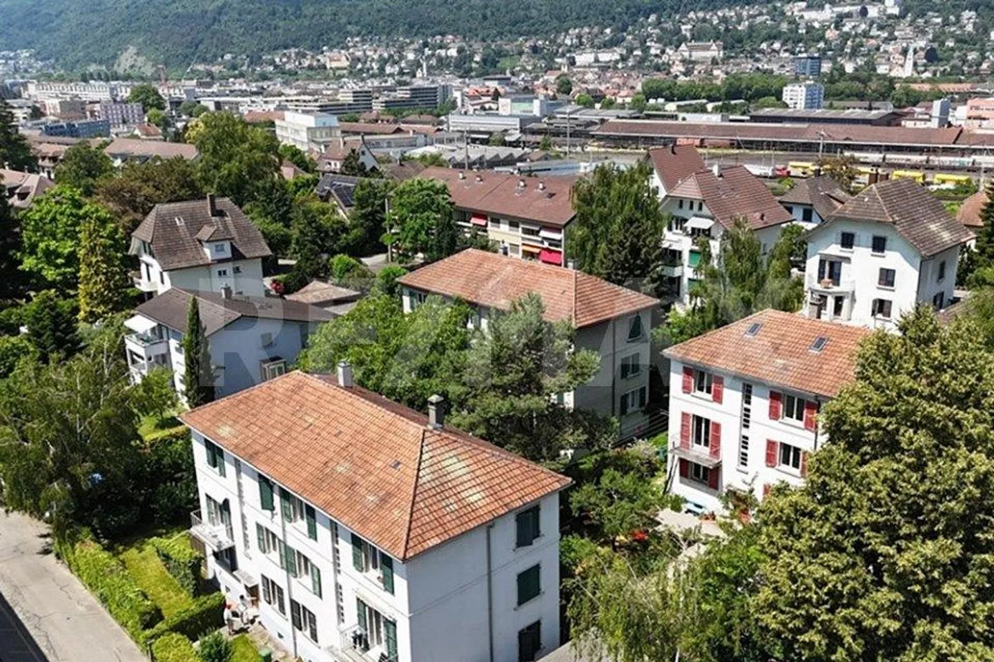 Proprietà affascinante con 5 appartamenti nel tranquillo quartiere del giardino - Foto 3 di 12